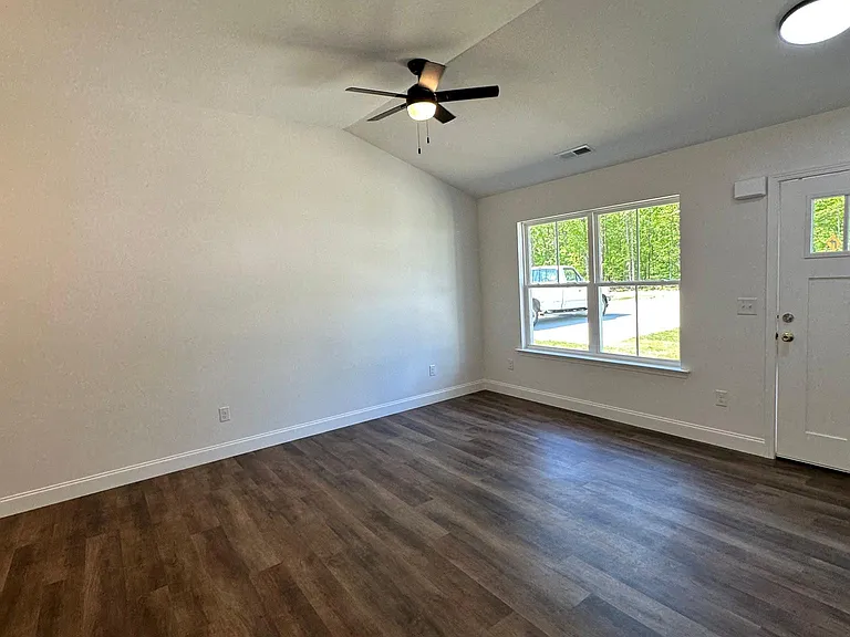 104 Lakeside Dr — Photo 2