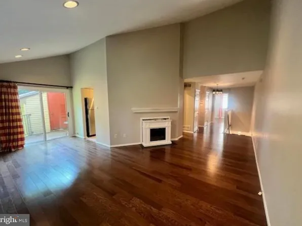 106B Cypress Point Cir, Mount Laurel, NJ 08054