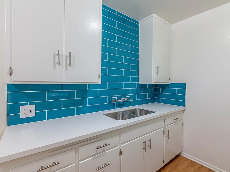 Gayley Manor Apartments — Photo 44