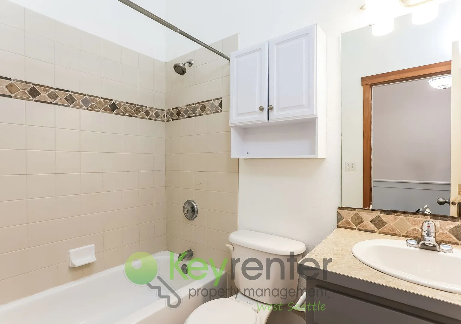 3-Bedroom Beauty with Fenced Yard and Flexible Living — Photo 3