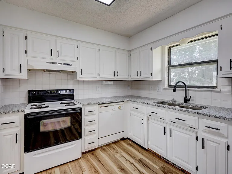 3040 W 15th St — Photo 9