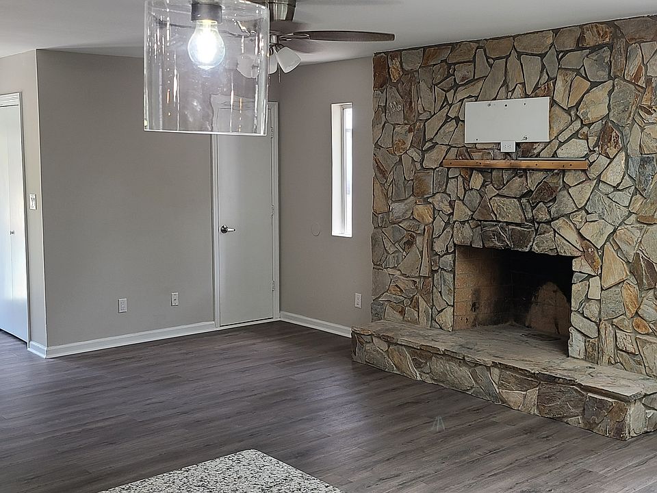 Living room w fireplace!