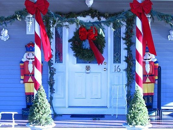 04 Holiday Front Door