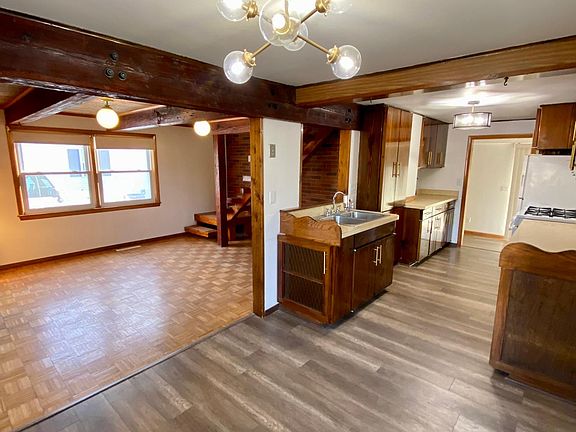 5th image of 221 Bernard St