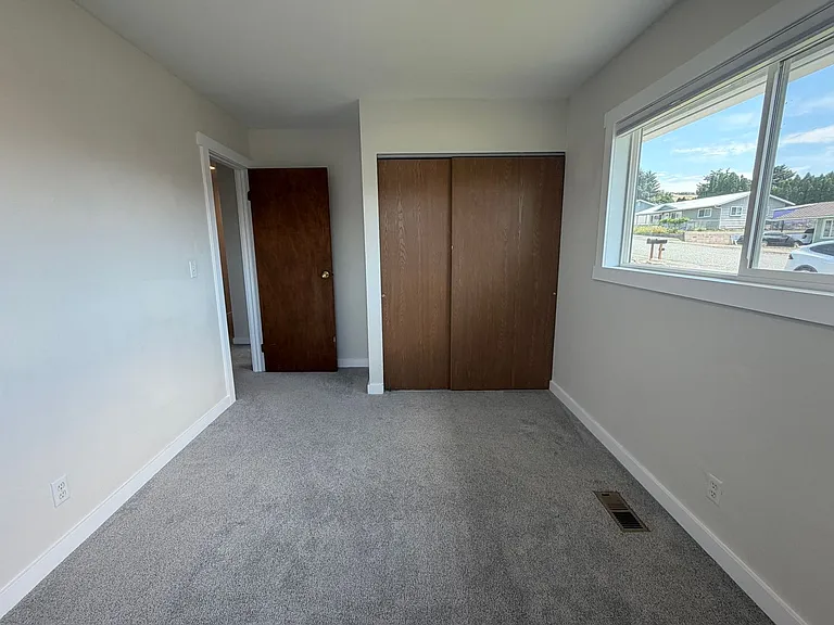 209 Goldcrest St — Photo 10