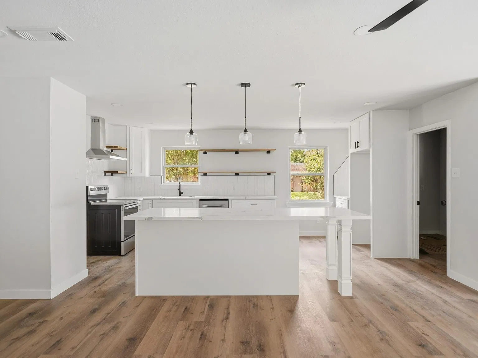 3 bed, 2.0 bath, 2152 sqft, $2,895 — Photo 3
