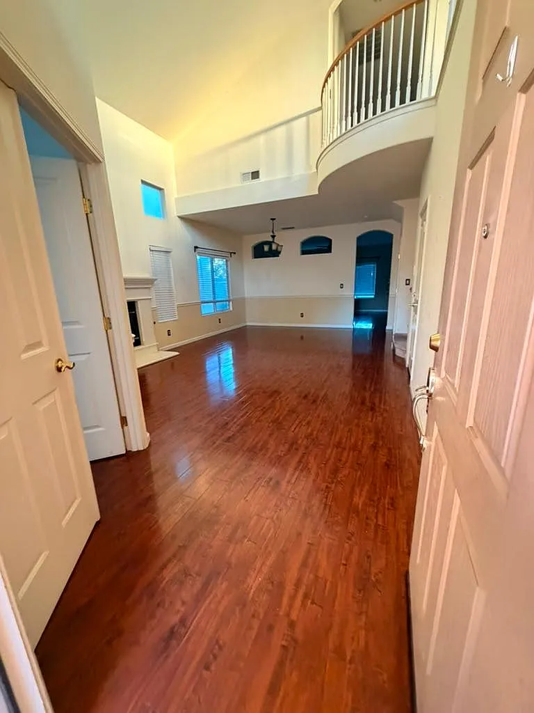 5 bed, 2572 sqft, $3,590 — Photo 3