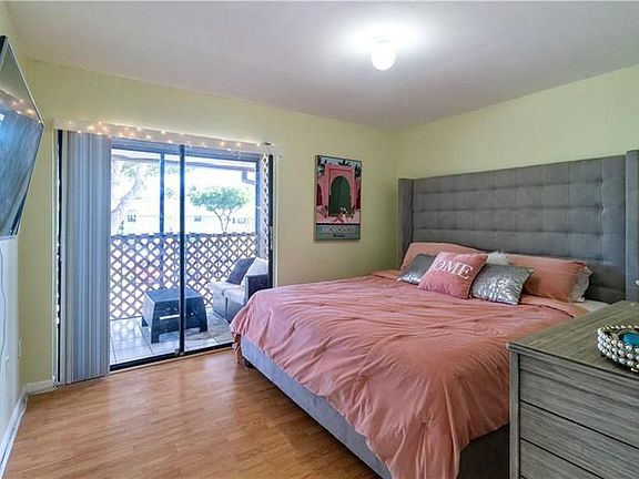 4th image of 809 NE 199th St APT 205-7