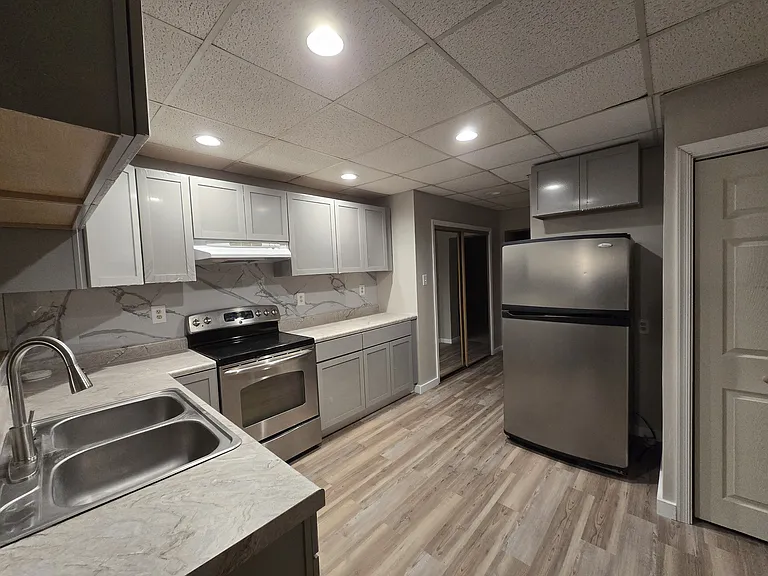 210 Oak St — Photo 2