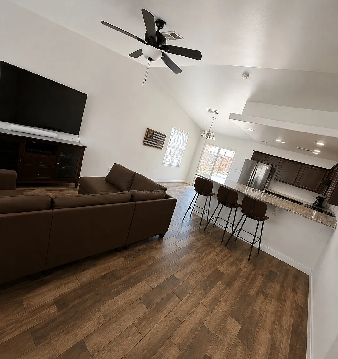 4 bed, 1460 sqft, $2,550 — Photo 4