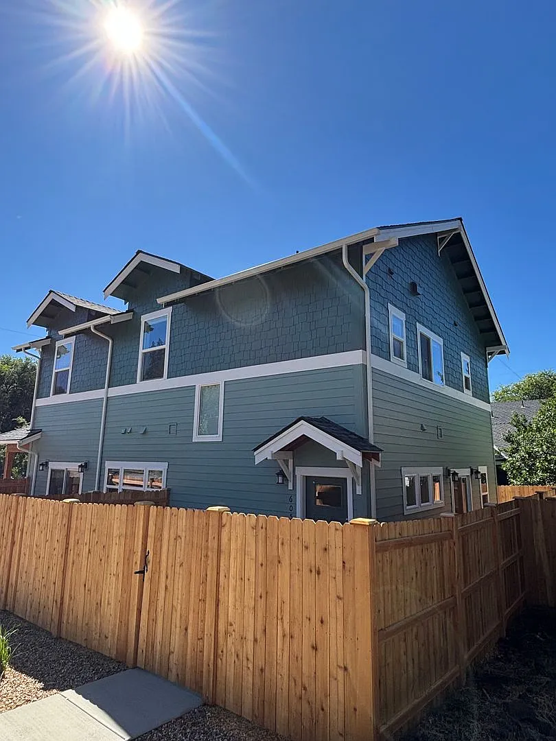 2 Bed 2.5 Bath Walk to Downtown - Duplex — Photo 2