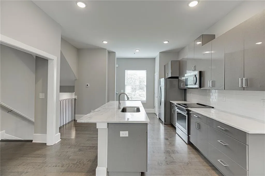 3 bed, 2.5 bath, 2007 sqft, $3,800 — Photo 1