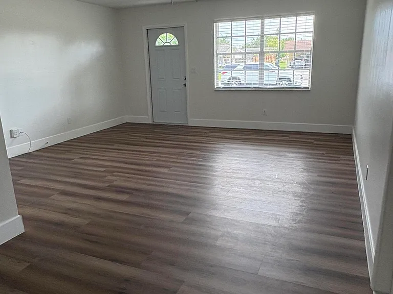285 NE Floresta Dr — Photo 12