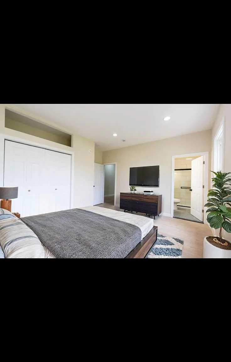 2 bed, 1200 sqft, $2,300 — Photo 2
