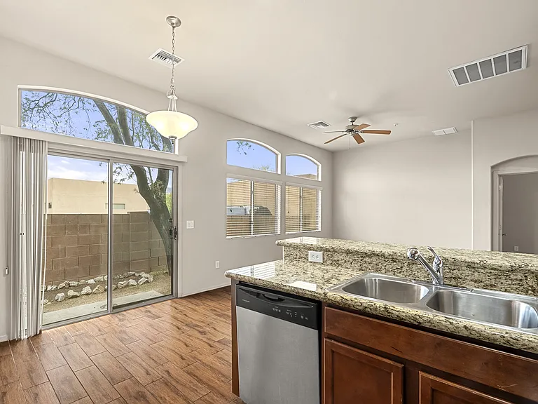 Avilla Tanque Verde — Photo 35