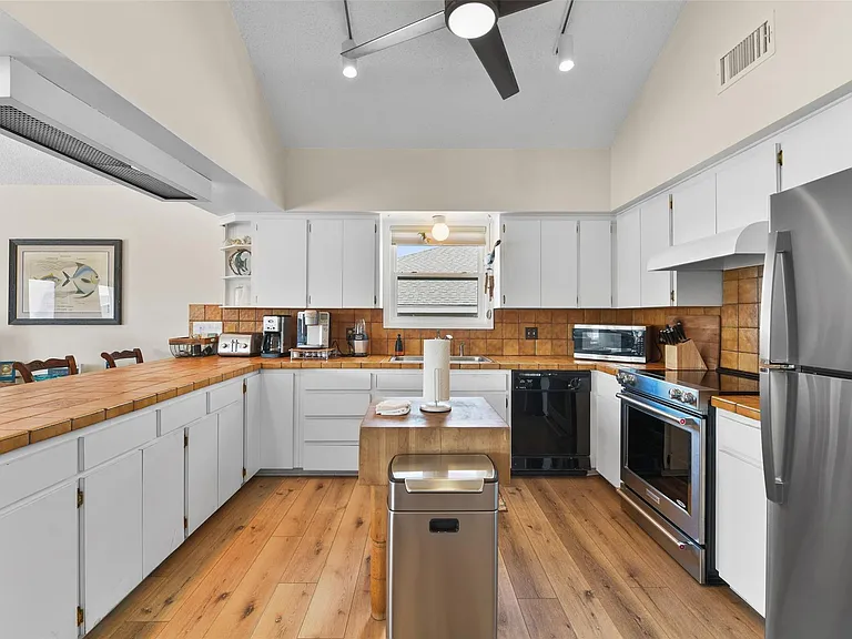 22101 Guadalupe Dr — Photo 11