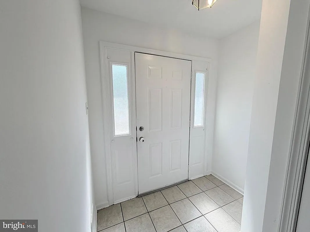 3 bed, 3.5 bath, 2027 sqft, $2,900 — Photo 2