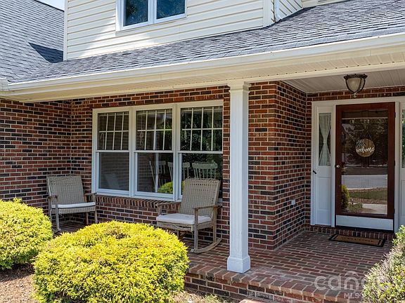 4th image of 610 40th Avenue Ln NW