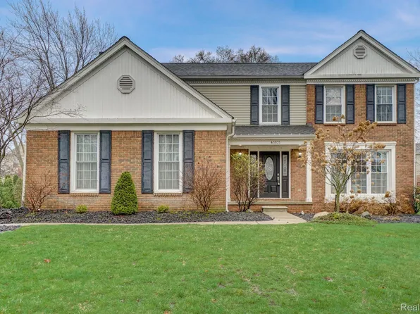 45035 Roundview Dr E, Novi, MI 48375