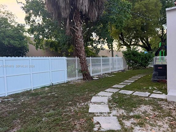 4th image of 586 NW 48th St #1