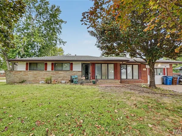 101 Sunset Dr, Hazelwood, MO 63042