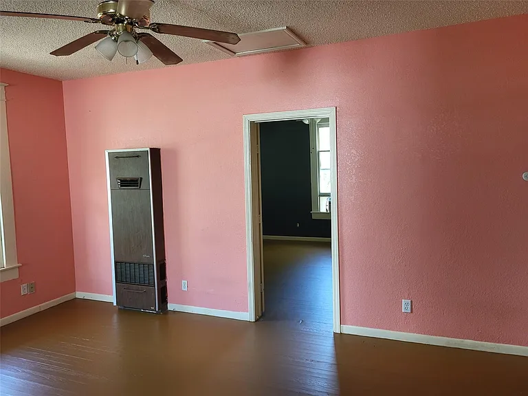 4401 Avenue Q 1/2 #2 — Photo 5