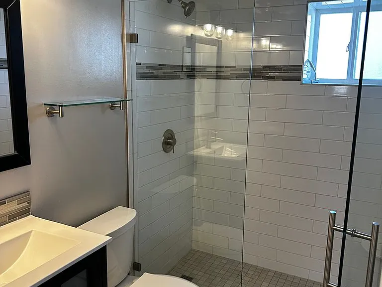 1102 E Sleepy Hollow Ln — Photo 8