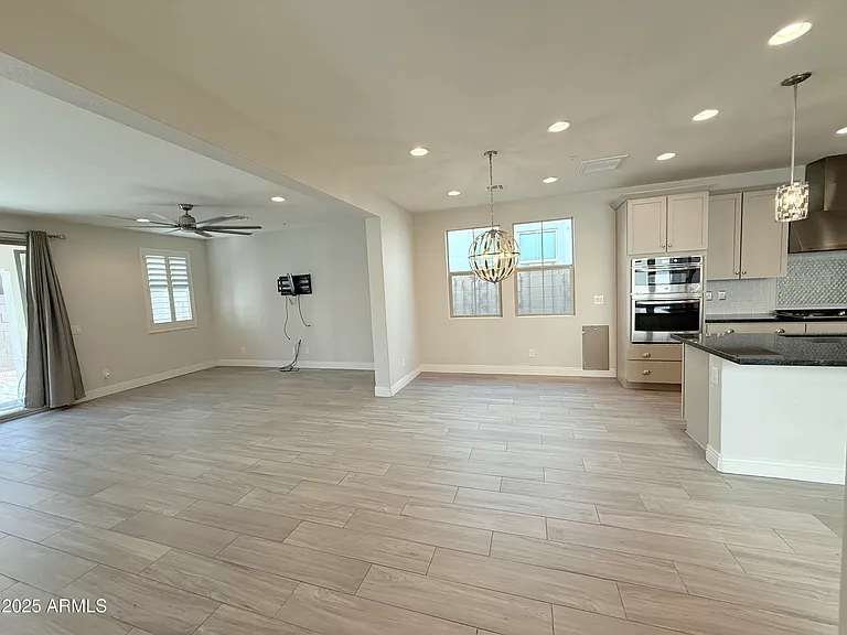 2366 W Gloria Ln — Photo 17