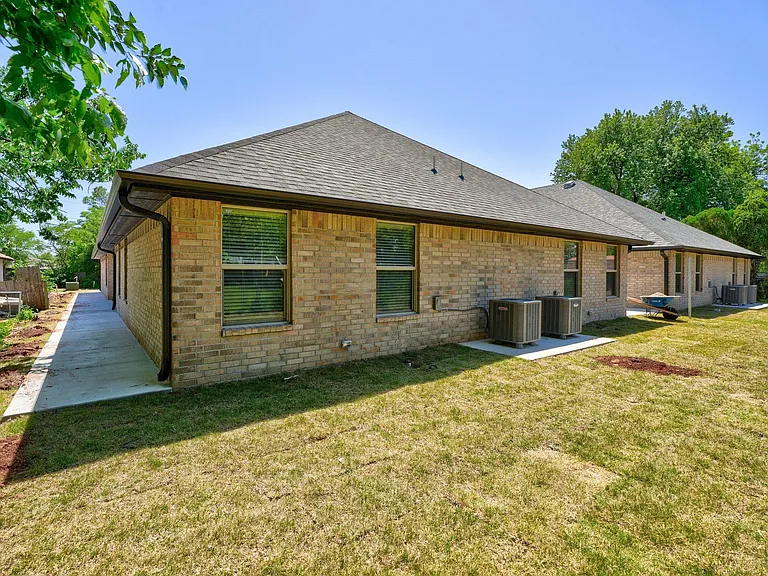 213 W Thatcher St — Photo 23
