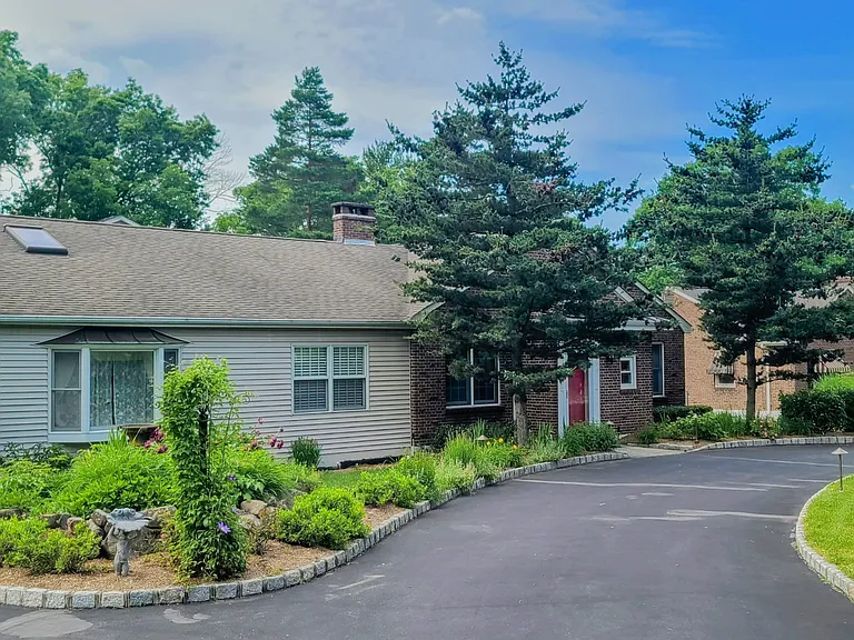121 S Ridgedale Ave — Photo 2