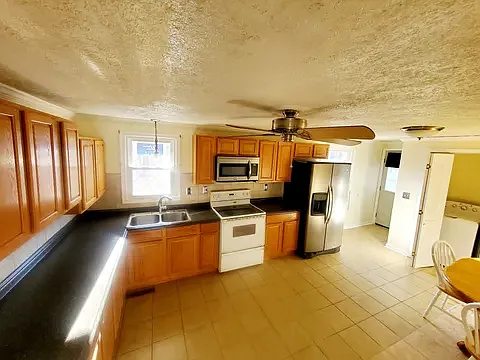 3 bed, 988 sqft, $1,800 — Photo 2