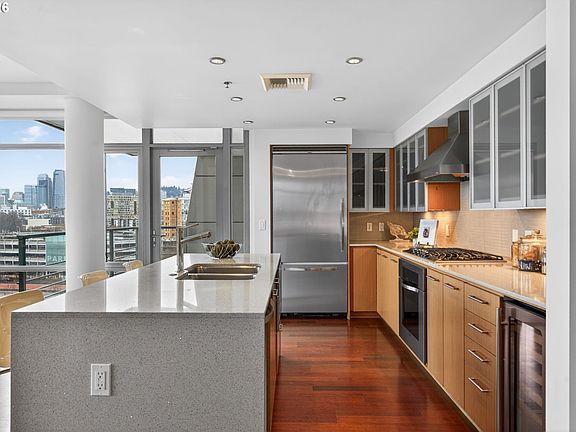 5th image of 1260 NW Naito Pkwy Unit 908B