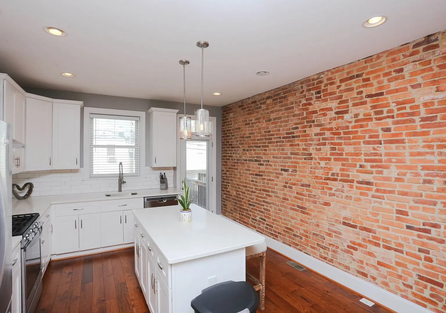 Coming Soon! Gorgeous 3br/3ba Renovated Home In Greek Town! — Photo 3