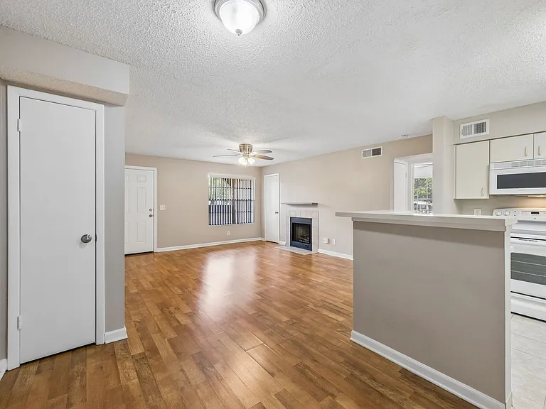 380 Lakepointe Dr #201 — Photo 10