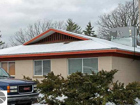 4th image of 874 E Eighth St