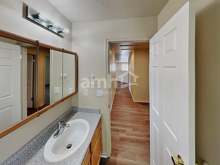 420 N Madison Ave — Photo 15