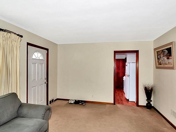 4th image of 1252 W Marion St