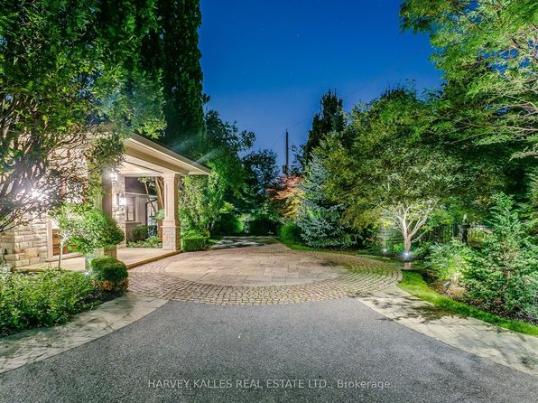 98 Old Colony Rd #C12, Toronto, ON M2L 2K2