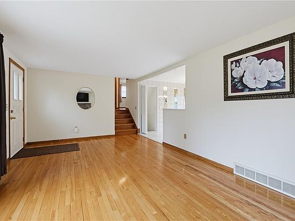 4th image of 31 Benjamin Ave