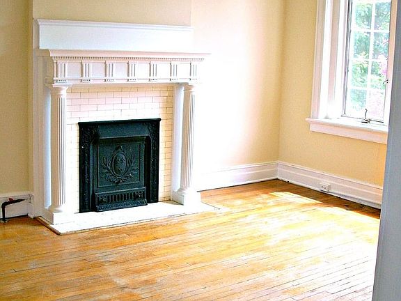 4th image of 2418 Grove Ave #A