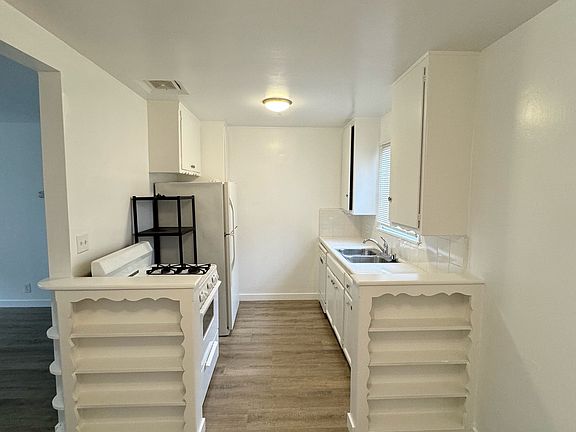 3rd image of 4935 Whitsett Ave #1