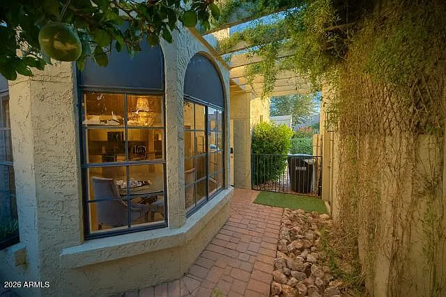 3 bed, 2.0 bath, 1931 sqft, $6,000 — Photo 4