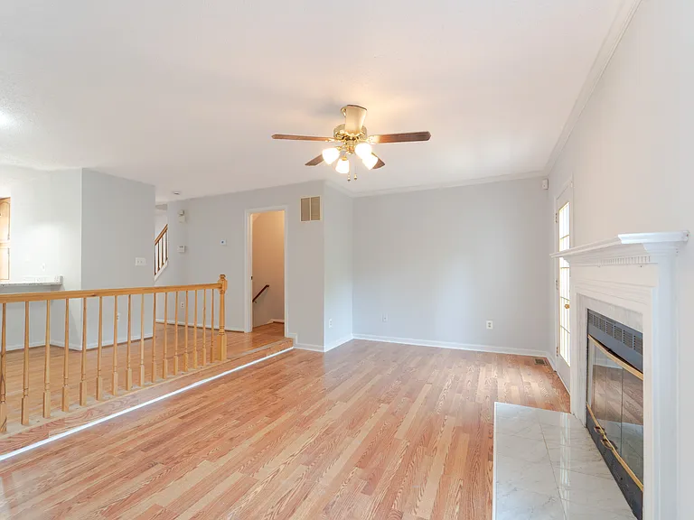 413 Lakeview Ct — Photo 17
