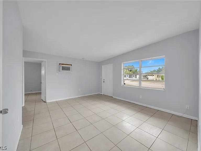 1527 Gardenia Ave — Photo 16