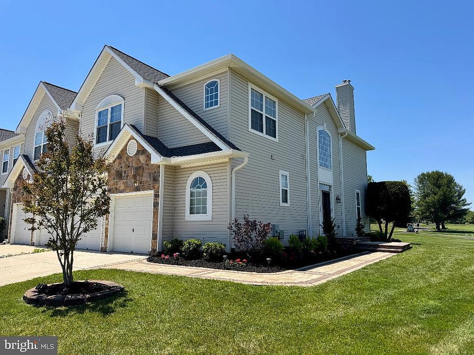 1st image of 8 Saint Andrews Ct