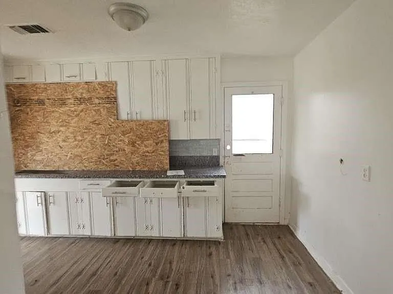 121 E Riverwood Dr — Photo 5