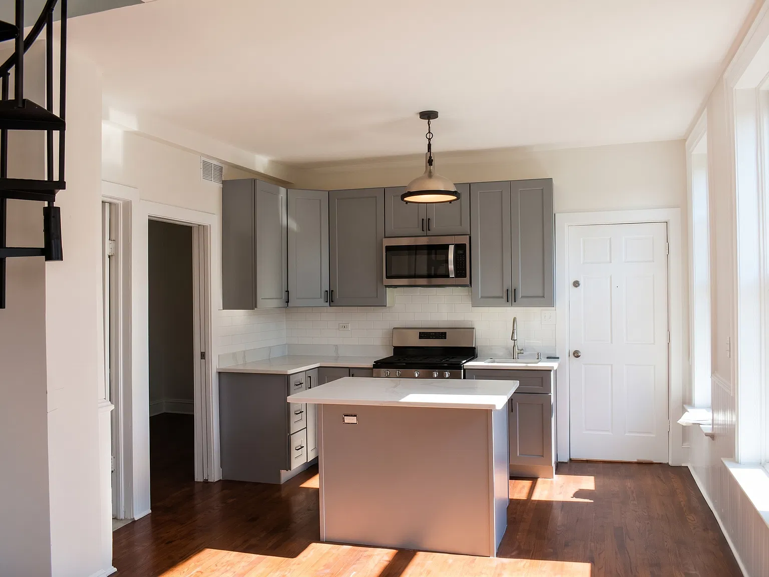 2 bed, 800 sqft, $2,800 — Photo 3