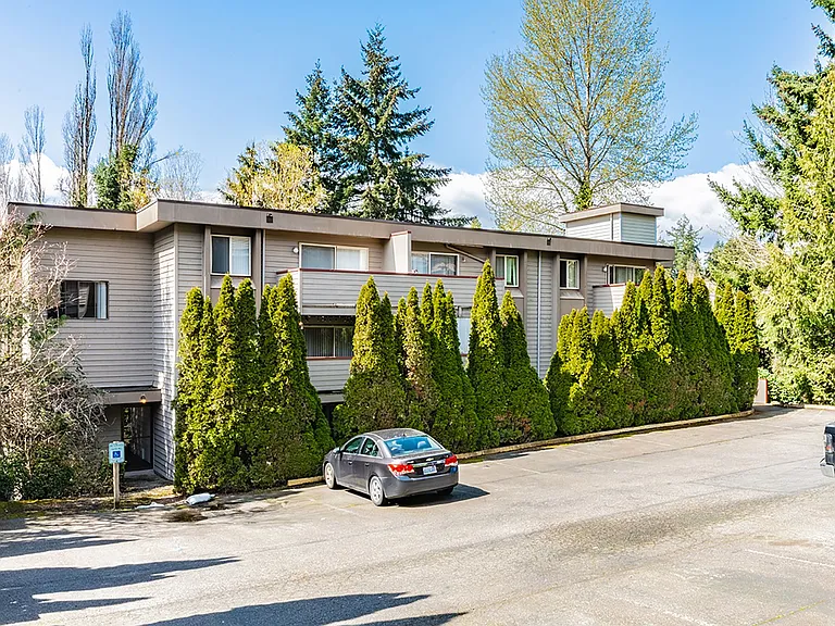 425 Apartments — Photo 9