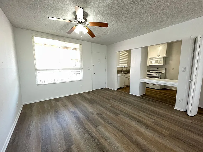 7351 Variel Ave — Photo 4