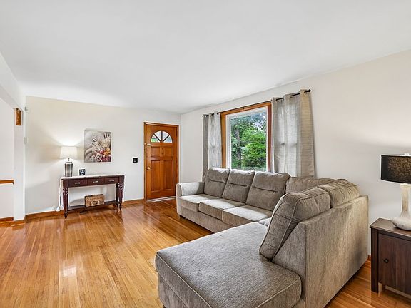 5th image of 900 Radford Dr